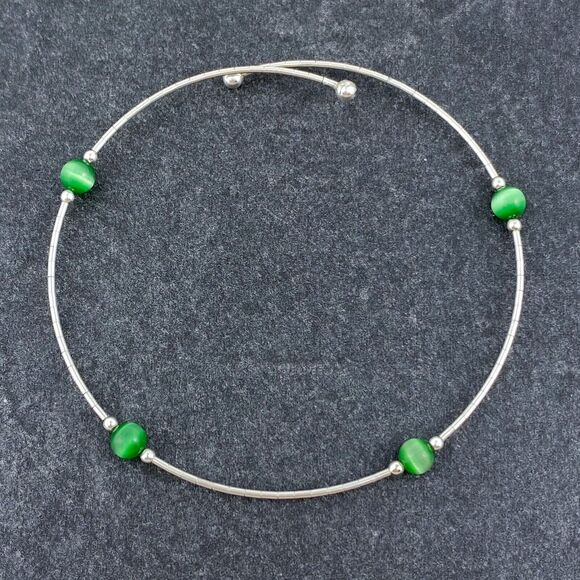 Women's Sterling Silver 925 Memory Wire Green Simulated Cat's Eye Bracelet 7.5" - Picture 1 of 4